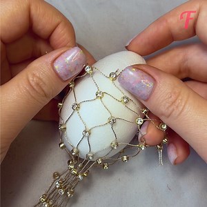 Beaded Easter Brooch: Egg in a Stocking | Fabiosa Life Stories