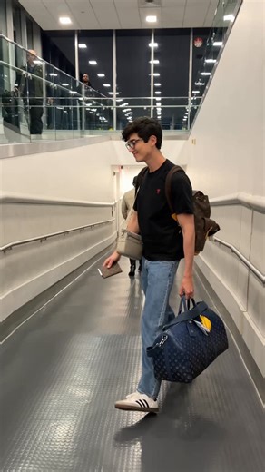 Alexis Lozada on Instagram: "Viajemos en el vuelo más largo del mundo 🇺🇸➡️🇸🇬"