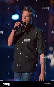FORT LAUDERDALE, FL - APRIL 17: Country singer  Blake Shelton performs onstage during Tortuga Music Festival. Shelton is also known for his role as a judge on the televised singing competitions Nashville Star, Clash of the Choirs, and The Voice. Shelton was married to fellow country singer Miranda Lambert and is now dating singer Gwen Stefani on April 17, 2016 in Fort Lauderdale, Florida.  People:  Blake Shelton  Transmission Ref:  MNC Stock Photo - Alamy