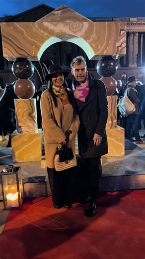 L’installation monumentale éphémère Mirror Gate II, signée de l’artiste contemporaine Pilar Zeta, a été inaugurée aujourd’hui place du Louvre, square Michel-Caldaguès. Réalisée à partir de pierres ancestrales du patrimoine égyptien et positionnée en face de la galerie égyptienne du musée du Louvre, Mirror Gate, qui avait déjà été présentée en 2023 au pied des pyramides de Gizeh en Égypte, vient célébrer un portail symbolique entre Paris et Le Caire. Pilar Zeta est connue pour ses œuvres immersiv