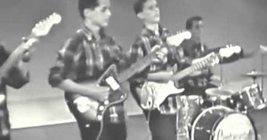 “The Continentals” Sing Thunderbird Onstage In 1961. Do You Recall This Special Performance?
