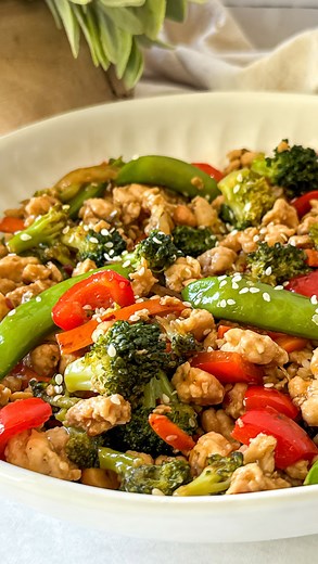 Mallory Brown, Registered Dietitian Nutritionist on Instagram: "This Ground Chicken & Vegetables Stir Fry is an easy healthy dinner that comes together in less than 30 minutes - perfect for busy weeknights! We use ground chicken for a budget-friendly high-quality protein. I hope you enjoy. 😊 Full recipe below👇🏼 or comment RECIPE and I’ll send it to you! Ingredients • 2 Tbsp extra virgin olive oil, divided • 1 lb ground chicken breast (or lean ground turkey) • 2 c broccoli, chopped (about 1 he