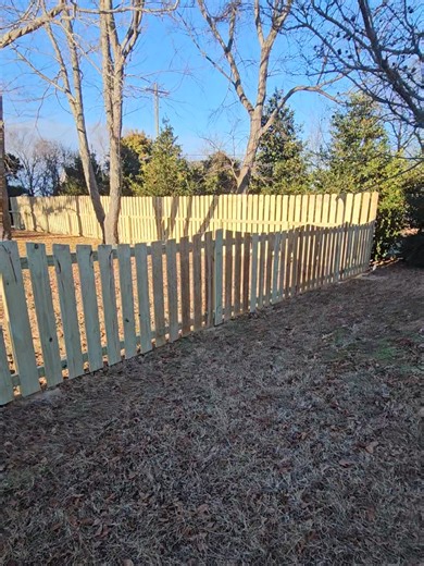 Here is what the process looks like doing the scallop fence with 4 foot picket style #fence #tipsandtricks #diy #fencebuilder #fencebuild