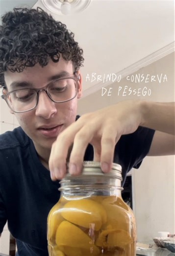 Vem comigo experimentar uma compota de pêssego que ficou maturando por 6 meses. Me deixem sugestões do que fazer com esses pêssegos aqui nos comentários. Pêssego em calda caseiro é muito fácil de fazer e é completamente superior aos de supermercado. Você pode saborizar como quiser e controlar a quantidade de açúcar. Ingredientes: 10 pêssegos 1000ml água 200g açúcar 1/2 fava de baunilha Modo de preparo no vídeo. #compota #calda #pêssego #pêssegoemcalda #compotadepêssego