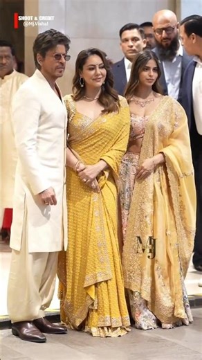 Shah Rukh Khan is watching Kajol as she is coming