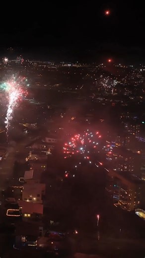 🎆 Reviewing this footage is unreal. Fireworks everywhere, New Year’s Eve lit up from every direction this is the kind of moment people wish they could relive. From the air, it hits different. Now, let’s be clear always fly smart. Fireworks are no joke and safety comes first. This pilot knew what he was doing, and he already said he’s got plans for the 4th of July. If you’ve never thought about capturing moments like this before, this video might just change your mind. Some views are meant to be