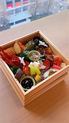 美濃吉 京王新宿店 / 懐石 うなぎ on Instagram: "2026年の営業、スタートします㊗️ 明けましておめでとうございます🎉 京王百貨店新宿店8階 京懐石美濃吉です 皆様、楽しいひと時をお過ごしでしょうか☺️ 動画のお重は昨年大晦日にご提供した お正月お祝い膳です✨🎍✨ 美濃吉京王新宿店は、本日より 新年の営業をはじめます 今期は創業310周年の節目の年 これまで以上に、大きな笑顔と美味しい感謝を お伝えしてまいります 本年が皆様にとって 幸せで楽しい一年となりますように☺️ 今年もどうぞよろしくお願いいたします 本日は時短営業です🎍 詳しくはストーリーズハイライトをご覧ください ༶✿༶༶༶✿༶༶༶✿༶༶༶✿༶༶༶✿༶༶༶✿༶༶༶✿༶༶༶✿༶༶ 都心で楽しむ京料理🌿 新宿駅直結です 🏢 美濃吉京王新宿店 @mnkt_keio 新宿・京王百貨店8階 TEL：03-5321-5969 ༶✿༶༶༶✿༶༶༶✿༶༶༶✿༶༶༶✿༶༶༶✿༶༶༶✿༶༶༶✿༶༶ #京料理 #美濃吉 #京王百貨店 #懐石ランチコース #懐石ディナーコース #新宿懐石 #新宿グルメ #懐石ディナー 