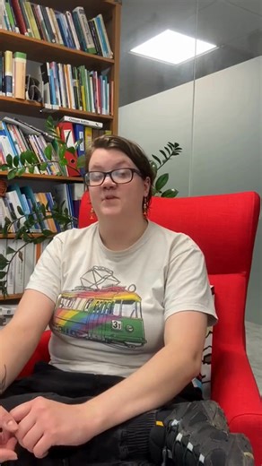 Kokemustoimija Oliver Sievänen kertoo kolme asiaa, jotka auttavat jaksamaan arjessa. Mikä auttaa sinua arjen keskellä? Video on tehty osana Mielenterveyden ABC tuetun työllistymisen tukena -hankketta (Next Generation EU). #mielenterveys #hyvinvointi #työhyvinvointi | Kehitysvammaliitto