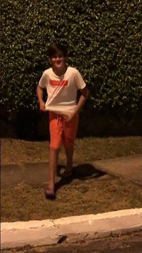 Menino mijando no meio da rua kkkk