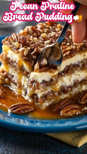 Pecan Praline Bread Pudding 🍯 I made this pecan praline bread pudding on a cozy evening, and the smell alone pulled everyone into my kitchen. It’s rich and custardy in the middle, layered with soft bread soaked in vanilla cream, and finished with a buttery brown sugar pecan topping that turns gooey and irresistible as it bakes. This is the kind of dessert I love serving on a relaxed Sunday or anytime I want something comforting and old-fashioned. Save this recipe or share it with someone who lo