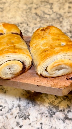 Easy Homemade Chocolate Croissants🍫🥐 This recipe uses my super simple Homemade Puff Pastry Dough! Ingredients: •Puff Pastry Dough •1 Tbsp butter, melted •Ghirardelli 70% Dark Chocolate Bar •1 egg •1 Tbsp water Preheat oven to 400°F and line a baking sheet with parchment paper. Lightly flour your surface and roll the puff pastry dough out until it is about 1/8 inch thick. Brush melted butter across the dough. Cut dough into 6 equal rectangles. *I used half my dough so I only made 3 croissants. 