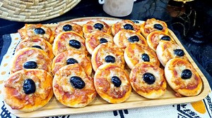 مطبخ ام وليد / ميني بيتزا بعجينة خفيفة 😋 بدون اختمار ، روني اطبعي و طيبي ليه ليه 👌. #pizza #بيتزا | Oum Walid