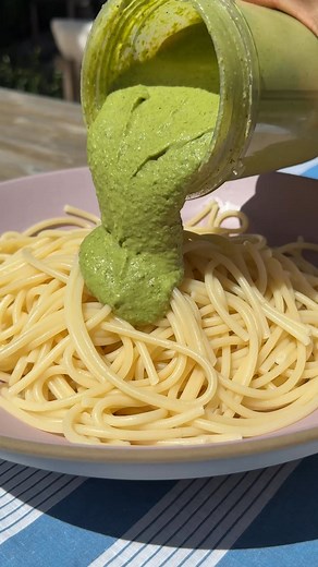 26K views · 490 reactions | A decadent sauce secretly full of veggies? Yes please!! Giada's Green Alfredo is the new secret weapon for when we crave some cozy comfort pasta but wanna hit those fiber and veggie goals. https://giadzy.com/blogs/recipes/giadas-green-alfredo | Giadzy | Facebook