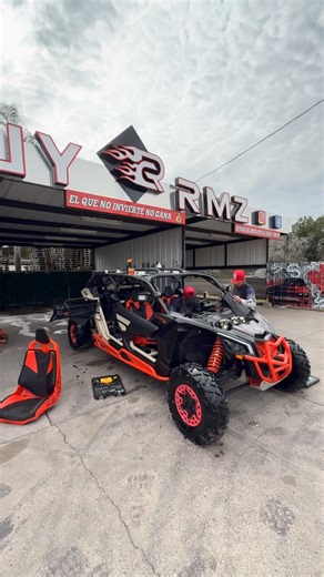 Chuy Rmz on Instagram: "Pensamos que el problema eran las pilas, pero no. Le hablamos a un especialista y vinieron nuestros amigos de Can-Am Polaris. En menos de 10 minutos encontraron el problema. Las pilas estaban bien conectadas. El problema real era la computadora, no mandaba señal a la llave. Como el carro duró mucho tiempo sin uso, se tuvieron que reemplazar la computadora y la llave, y el Can-Am prendió al llavazo 🔑🔥 El único detalle ahorita es el clúster. Nos dijeron que tenía 5 horas