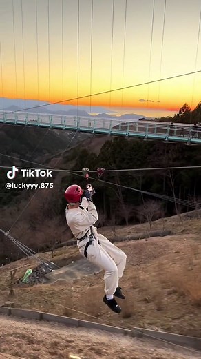 おすすめの絶景アクティビティ😎💖 全長400mの日本一長い歩行者専用吊橋🌉 📍三島スカイウォーク オレンジの夕日の中での、ジップラインが最高すぎた🥲 往復できるし、動画も撮れたから、大大大満足🫶 （ただ、着地の時に🐸化するかもしれないので要注意） 動画の最後に撮影の裏側と蛙化になりそうな着地を載せておきます🤣 日本一高い富士山と日本一深い駿河湾を同時に楽しめる大パノラマ😳 季節や時間によって、全然違う景色だけど、圧倒的に冬の夕焼けがおすすめ‼️ 今の期間は「サンセットスカイウォーク」というイベントで、日没後でも営業していて、１６時以降の割引もあるみたい☀️ マジで行ってみて🌅🫶 期間：2024年11月23日（土・祝）～2025年1月26日（日） #fyp #おすすめ #絶景スポット #夕焼け #sunset #ジップライン #アクティブデート #蛙化現象 #静岡県 #三島 #自然界隈