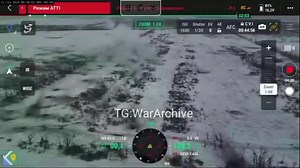 Od rana wiele osób podaje ów filmik na którym Bradley M2A2 ODS ostrzeliwuje z 25mm armaty czołg T-90M - Stepowe k.Awdijewki. Film nieco powiększyłem i spowolniłem niektóre sceny ponieważ chciałbym zwrócić uwagę na kilka rzeczy: 1) Trzeba mieć jaja żeby BWP z 25mm armatą atakować czołg. Niemniej sytuacja w której Bradleye (wydaje się że są dwa na filmie - jeden sporo dalej) atakują T-90M w tym jeden na dystansie 25m i nie widać żadnej innej broni ppanc świadczy o tym że sytuacja taktyczna była mo