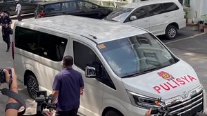 PANOORIN: Dumating na si Philippine National Police (PNP) Chief PGen. Rodolfo Azurin Jr. sa Department of Justice (DOJ) para sa isasagawang joint press conference ngayong Lunes, Marso 20, kaugnay sa pagpaslang kay Negros Oriental Governor Roel Degamo. | via Ryan Lesigues | PTV