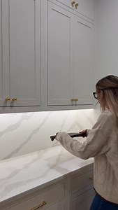 setting up my hot cocoa bar for the holiday season ❤️❄️☕️🍫☃️ you can comment “COCOA” for 🔗’s to everything ✨ • • #christmas #holidays #holidayseason asmr aesthetic | Kayla Gresh