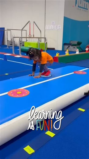 Look at one of our superstar Kinderstars program gymnasts build her gross motor movement skills through real trial time and error learning. Each jump helps her develop better understanding of movement patterns, jump mechanics, safe landing control, and judgement of distance. Every repetition enhancing her overa neuromuscular coordination, proprioceptive accuracy, and fundamental movement skill acquisition. A brilliant example of early movement literacy in action. 🌟 #gymnastics #grossmotordevelo
