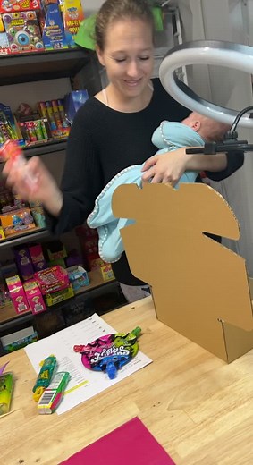 Working mums 🙊#smallbusiness #fyp #candyshop #lollies #packingorders #workingmum #sugarhigh #supportsmallbusiness #candy #lollyshop #behindthescenes