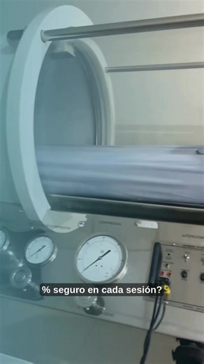 En la Clínica Hyperbaric O2, entendemos que la confianza es tan vital como el oxígeno que recibe. Somos el único centro con tecnología hiperbárica certificada en la región Áncash, nuestra promesa de calidad y seguridad es la base de cada terapia. ⚕ La Medicina Hiperbárica es una terapia de vanguardia que utiliza oxígeno puro a alta presión para desinflamar, combatir infecciones y acelerar la recuperación celular. Para que esta terapia sea totalmente efectiva y segura, el control del ambiente y d