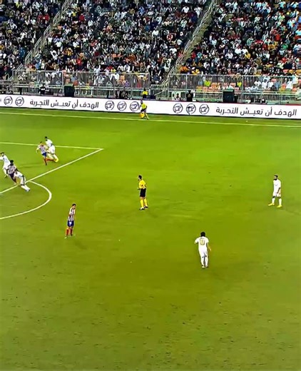 @fudbal.retro on Instagram: "#🇯🇵 日本では、人々の足跡が電気に変わる！⚡ 圧電タイルを使って、一歩ごとに小さなエネルギーを生み出します。 何百万人もの人々の歩みが集まると、渋谷駅のような場所でLEDライトやディスプレイを動かすことができます。 動きをクリーンで再生可能なエネルギーに変える——持続可能でスマートな都市づくりの素晴らしいアイデアです🌱💡 #日本のイノベーション #圧電 #未来技術 #グリーンエネルギー #再生可能エネルギー #クリーンエネルギー #持続可能な未来 #スマートシティ #テクノロジーの力 #エコ技術 #都市エネルギー #東京ライフ #渋谷駅 #イノベーション #モダンジャパン #エコフレンドリー #スマートテクノロジー #エネルギー革命 #テックニュース #サステナブルライフ#🇯🇵 日本では、人々の足跡が電気に変わる！⚡ 圧電タイルを使って、一歩ごとに小さなエネルギーを生み出します。 何百万人もの人々の歩みが集まると、渋谷駅のような場所でLEDライトやディスプレイを動かすことができます。 動きをクリーンで再生可能なエネ