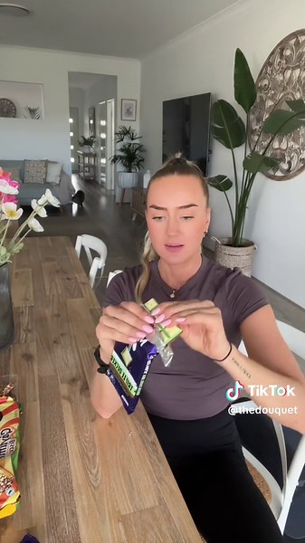 Trying Toothpaste Flavoured Chocolate: Cadbury Mint Triple Decker Review