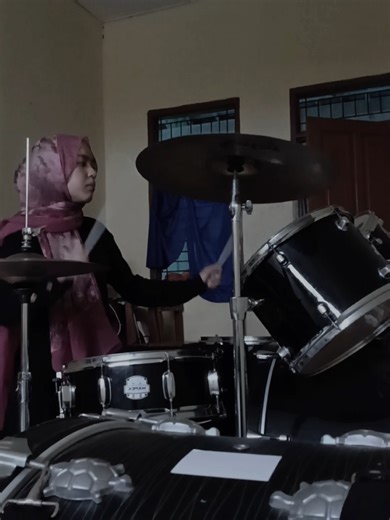 found the drumstick broken, just grabbed whatever was in the room 🫩 #drums #kasihputih
