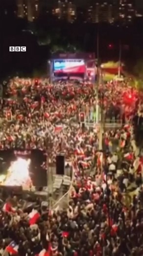 BBC News Mundo on Instagram: "🇨🇱El ultraderechista José Antonio Kast será el nuevo presidente de Chile, lo que supone el mayor giro a la derecha del país sudamericano desde el fin del régimen de Augusto Pinochet en 1990. Kast se impuso con amplia diferencia a la comunista Jeannette Jara, que se impuso en la primera vuelta, gracias al apoyo de los otros candidatos de derecha derrotados entonces, Johannes Kaiser y Evelyn Matthei. Kast, defensor del régimen militar, está vinculado al movimiento c