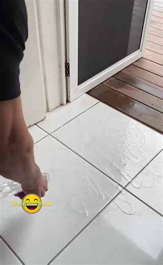 Everyone is tagging their best friend on this one. If you miss this, you’ll regret it. Hit like before TikTok removes it 💀 #fyp #prank #pranks #fun #funny #fail #fails #fyp #fypシ #failarmy #funnyfail #failvideo #funnyvideo #funnyvideos #foryou #🤣🤣🤣