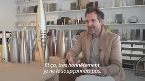 🔥 Le designer français Mathieu Lehanneur présente la torche olympique qu'il a conçue. Reproduite à 2.000 exemplaires, elle renfermera la flamme tout au long d'un relais qui doit la conduire à travers la France à partir de mai. | Agence France-Presse