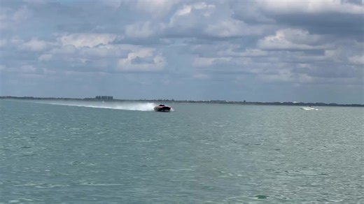 Experience the Thrill of Powerboat Racing!