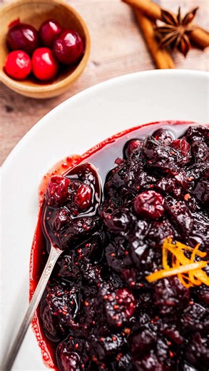 My easy cranberry chutney recipe that works with mains, sides, or snacks. 👌 Comment “MSY” and I’ll send the recipe your way! 🍒🥣 https://moonandspoonandyum.com/cranberry-chutney/ #cranberries #chutney #cranberrychutney #chutneyrecipe | MOON and spoon and yum by Kristen Wood