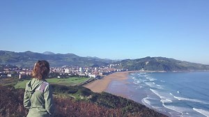 17K views · 787 reactions | Direction Zarautz avec la surfeuse Thesaltyyygirl et Benjamin Bertaud Photographe pour profiter des premières lumières de l’automne et de l'ambiance magique de la ville. Balades sur la côte, Surf, coucher de soleil, petits plats, Thesaltyyygirl en parle sur son blog : https://goo.gl/mrFHED Merci à Roxy, EQ Love, Turismo Zarautz, Shelter Surf Bar • Zarautz © video : Julien / Pays basque © musique : https://goo.gl/FCxmSn | Pays basque | Facebook