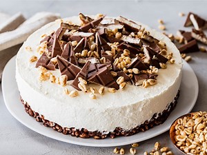Kinder werden ausrasten und du gleich mit! 💃 🍫 🎉 Die cremige Kinder Country-Torte mit leckerem Schoko-Cerealien-Boden schmeckt fast wie das Original selbst! 🍫 🌾 Ein ideales Rezept für den Sommer, da sie nicht gebacken werden muss. 😍 Luisa Zerbo zeigt dir im Video wie du es ganz leicht selber machen kannst. 🤗 Das vollständige Video findest du auf YouTube! | einfach backen
