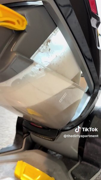 Busy saturday 💪🏻 #cleantok #cleaningasmr #dirtycarpet #cleaningtiktok #vacuum #clean