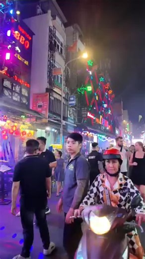 vova on Instagram: "💥 Saigon Nights: Where Massage Meets Madness on Bùi Viện Street 💃🌃"