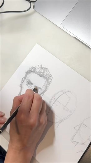 ✏️ Mes élèves débutants me demandent souvent comment inventer un personnage tout en gardant la cohérence de son visage sous tous les angles : face, trois-quart, profil. Chercher les volumes, trouver l’équilibre, donner vie à un personnage… j’adore ça ! 😍 Et c’est exactement ce que nous avons exploré cet après-midi en visio avec Gilbert. Entre chaque séance, je conseille mes élèves et leur donne de petits exercices ludiques et stimulants… parce qu’on apprend toujours mieux quand on s’amuse tout 