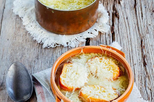 Cómo hacer la tradicional sopa de cebolla: receta reconfortante para combatir el frío