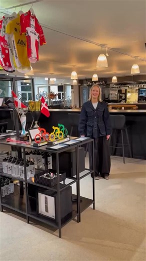 På vej mod stjernerne - en samtalesalon med Viktoria Bæts, forfatter til bogen ”To hjul – En drøm”. Tilmeld dig her: https://www.facebook.com/share/17merN8W82/?mibextid=wwXIfr Vi inviterer til en aften hvor Viktoria Bæts og Rolf Sørensen interviewer en række af de 10 af Danmarks unge cykeltalenter, der er beskrevet i bogen og udtaget til et World Tour udviklingshold. Vi kommer til at møde navne som Noah Lindholm Møller, Julius Løvstrup Birkedal, Gustav Wang og mange flere. Bogen om de unge talen
