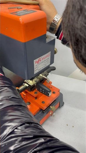 Cutting key by manually chevrolet volt key professional programmer🔑