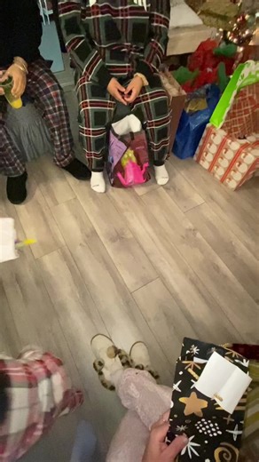 Watch to the end to see the Christmas culprit. Keep ya change ya filthy animal 🤣❤️ #filipino #cousins #merrychristmas #giftexchange