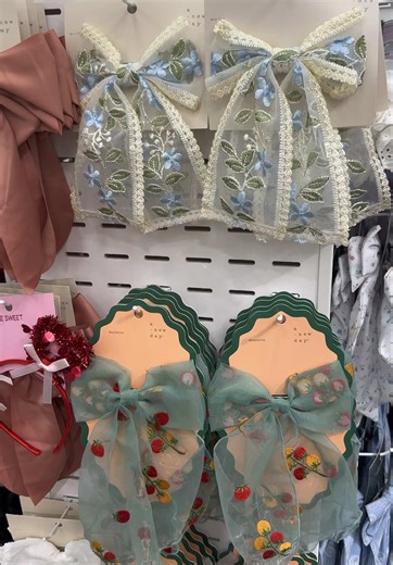 Are Hair Bows Still in Style? Spring Fashion Insights