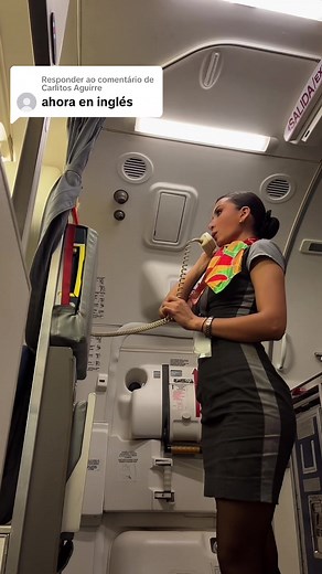Bienvenida a bordo de la tripulante de cabina