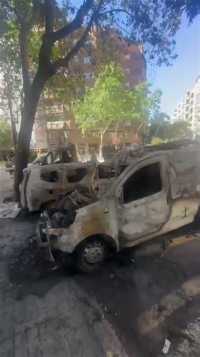 🔴 Una oleada de INCENDIOS en el Eixample de BARCELONA calcina una quincena de vehículos 😮