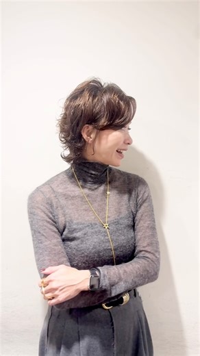 MIDORI KIHARA 木原みどり on Instagram: "@alohamidori いつもと違うスタイリングをしてみたくて 先日 @roraima.daikanyama にカットに行った時に 教えていただいた時の様子。 いつもはワックスを使っているけど、今回はバームでしっとりツヤが出る感じに。 使ったバームは @loa_official__ です。 耳の後ろから襟足にウエット感を出すことが重要！ 何度にも分けて多めにバームを付けています。 そして手に残ったバームを後頭部や前髪につけてます。 パーマがしっかり残っているので後ろはパーマの質感を出して、そして前髪は根元を少し立ち上げる感じでハードスプレーをシュッと！ @roraima_mikiyarita いつもありがとうございます！ 自分でできるようにリールに残しました。 大人ショートのみなさーん！ご参考になれば嬉しいです😊 #大人ショート #ヘアアレンジ #みどヘア"