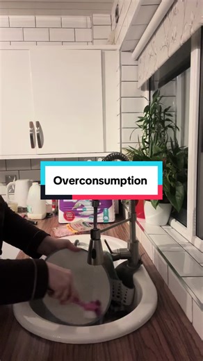 Let’s talk about a big mistake people make when trying to pay off debt 🧹💭 A lot of people think paying off debt means finding cheaper places to shop. B&M. Home Bargains. Bargain websites. “Deals”. But if you’re still buying lots of things, just for less money, nothing really changes. When I paid off my debt, this was the mindset shift that mattered most: It wasn’t about spending cheaper. It was about spending less – with intention. A budget helps. But so does questioning why you’re buying in t