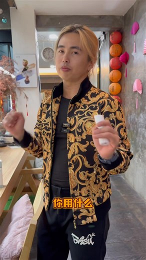 呐呐呐 你们每次都会问我的问题🤩 为什么我头发一直脱 要怎么办 才好 不然就说 我头发越来越薄了 这些都是非常 普遍的问题 原因只有一个 头皮老化的象征 有机会调理 就听我说吧 ❤️❤️❤️ 👇🏻👇🏻👇🏻👇🏻 Craft Internationals 头皮护理产品｜从根本呵护健康头皮 Craft Internationals 专注于头皮与发根的专业护理，配方以温和、安全、有效为核心理念。 针对常见的头皮问题如：油脂失衡、头皮敏感、头屑、闷痒与发根无力，进行精准改善。 ✨ 产品特点 • 温和配方，适合敏感头皮，长期使用无负担 • 深层清洁毛囊，调理油脂分泌，让头皮恢复清爽平衡 • 舒缓头皮不适，减少痒、屑、泛红问题 • 强健发根环境，为头发生长打造健康基础 • 适合日常护理与专业头皮疗程搭配使用 真正好的头皮产品，不只是洗干净， 而是让头皮回到健康、稳定、有活力的状态。 Ray's Signature salon Craft Internationals #推头一哥 #craftinternationals #craft | Raymond Chin