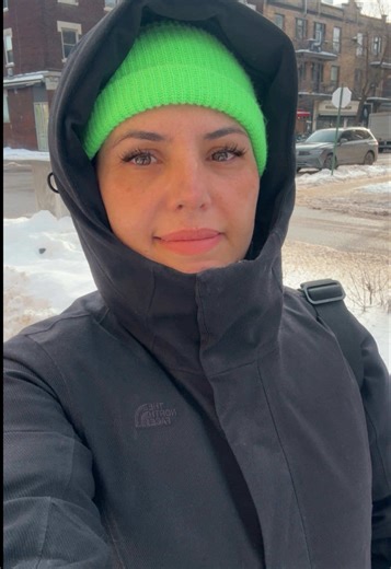 Replying to @. Vivre au Canada, ce n’est pas toujours facile : le froid qui pique, la dépression saisonnière qui peut s’installer… ce n’est pas rien. Mais quand on est bien entouré, avec sa famille, qu’on reste occupé, actif et qu’on pense à prendre sa vitamine D, honnêtement ça devient beaucoup plus gérable. Avec le temps, on s’organise… et il faut dire qu’on est quand même bien équipés : démarreur à distance, bonnes bottes, bons manteaux on finit par apprivoiser l’hiver ❄️🇨🇦 #Vie#VieAuCanada