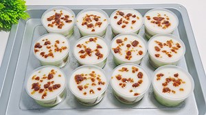 756K views · 19K reactions | Pertama jualan ini ternyata banyak yang suka !! Lembut dan lumer rasanya juga enak banget bikin ketagihan Bahan bahan 2 butir telur ayam 150 gr gula pasir 150 gr tepung terigu 1/2 sdt sp 1/4 sdt vanili bubuk 100 ml minyak goreng 1 bungkus santan instan 65 ml Pasta pandan secukupnya Gula merah secukupnya 2 sdm tepung beras 4 sdm gula pasir 1/2 sdt garam 500 ml santan | Mama Akshara | Facebook